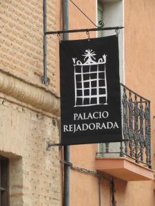a sign on the side of a building at Palacio Rejadorada in Toro