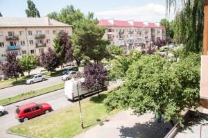 une vue aérienne sur une rue de la ville avec des bâtiments dans l'établissement Apartments on Svobody 39, à Oujhorod