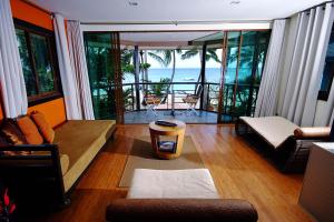 Ruang duduk di Boracay Beach Houses