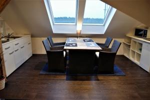 cocina con mesa con sillas y ventana en 2raum Lüneburg, en Lüneburg