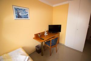 a room with a desk with a computer on it at Landhaus Havelse in Garbsen