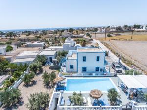 una vista aérea de un complejo con piscina en Studios Apartments Kapetanios, en Perissa