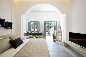 Ein Bett oder Betten in einem Zimmer der Unterkunft Amara Suites Santorini