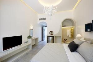 Ein Bett oder Betten in einem Zimmer der Unterkunft Amara Suites Santorini