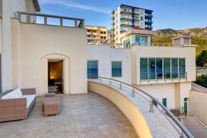 un balcón de una casa con escalera en Apartments TQ Splendid, en Budva