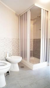 ナポリにあるBellini Casa Vacanzeのバスルーム(トイレ、洗面台、シャワー付)