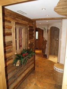 - un couloir d'une maison avec un mur en bois dans l'établissement Pension Hedegghof, à Grossarl