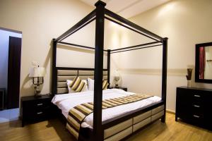 Una cama o camas en una habitación de Shaza Al Khamis شذا الخميس