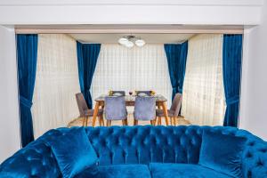 フェティエにあるTala Villa 3のリビングルーム(青いソファ、テーブル付)