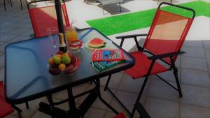 ポンペイにあるPompei Boutique Inn (Portamarina Entrance)の果物とジュースのグラスを入れたテーブル