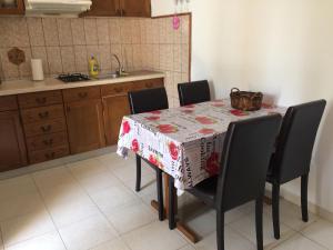 Kuchyň nebo kuchyňský kout v ubytování Apartmani Luiza