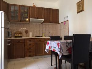 Kuchyň nebo kuchyňský kout v ubytování Apartmani Luiza