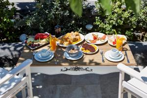 een tafel met eten en drinken erop bij Amara Suites Santorini in Kamari