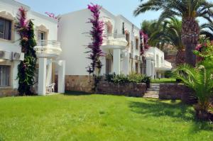 a house with flowers on the side of it at Siesta Beach Apartment in Gümbet
