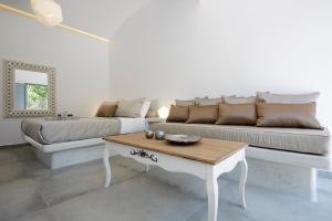Ein Sitzbereich in der Unterkunft Amara Suites Santorini