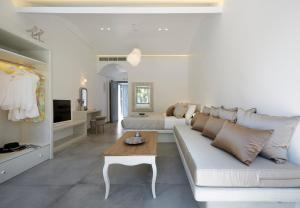 Ein Sitzbereich in der Unterkunft Amara Suites Santorini