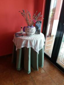 VimianzoにあるPensión Vázquezの白いテーブルクロスとケーキ付きテーブル
