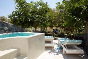 Der Swimmingpool an oder in der Nähe von Amara Suites Santorini