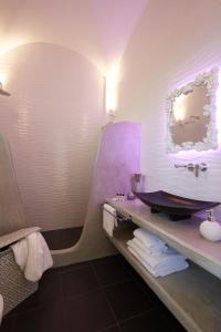 Ein Badezimmer in der Unterkunft Amara Suites Santorini