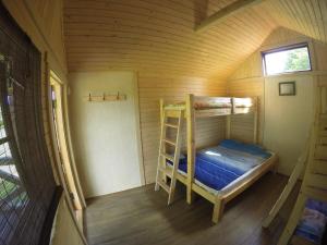 - une petite chambre avec des lits superposés dans une cabine dans l'établissement Mazie Upmalnieki, à Užava