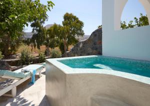 Der Swimmingpool an oder in der Nähe von Amara Suites Santorini