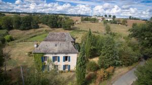 una vista aérea de una casa en un campo en La Maison de la Souque en Mirandol-Bourgnounac