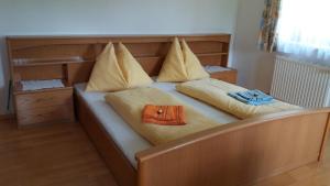 A bed or beds in a room at Ferienwohnung Löffelberger