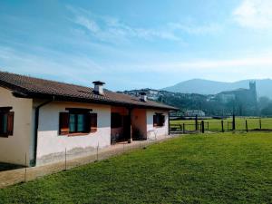 a small house with a green field next to it at Agroturismo Ondarre in Segura