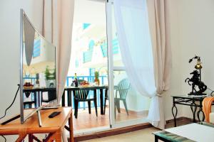 - un salon avec une table et un miroir dans l'établissement Bellavista Costa del Sol, à Estepona