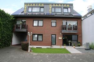 a red brick house with a sign that reads garden garden at Hotel Garten in Bonn