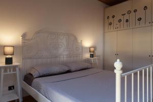 チヴィダーレ・デル・フリウーリにあるCIASEME'のベッドルーム(白いベッド1台、ランプ2つ付)