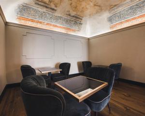ローマにあるRelais 88の天井の客室で、椅子とテーブルが備わります。