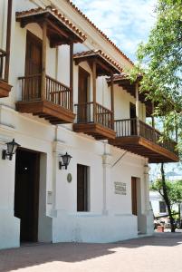 un edificio con 2 balcones en la parte superior. en Hostal Españolete en Santa Marta