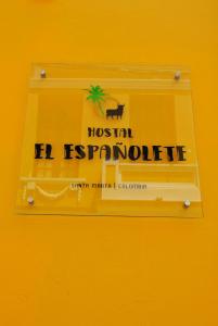 a yellow sign that says "don't touch" on it at Hostal Españolete in Santa Marta