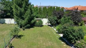 Vonkajšia záhrada v ubytovaní Apartman Nóra II.