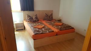 2 camas individuales en una habitación con 3 camas individuales que establece que en Apartman Nóra II., en Bük