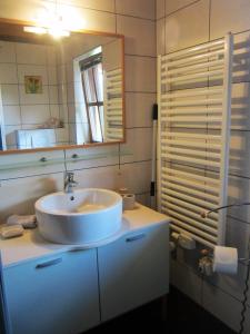 A bathroom at Ferienhaus Mandlhof