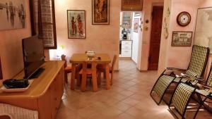 Televízia a/alebo spoločenská miestnosť v ubytovaní Casa vacanze della Maddalena