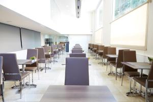 a classroom with tables and chairs in a room at BCN Urbaness Hotels Del Comte in Barcelona