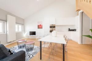 sala de estar con mesa blanca y sillas en Smartflats - Toison d'Or, en Bruselas