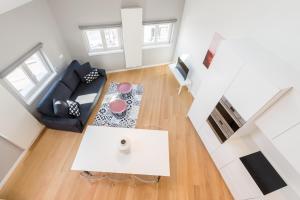 uma sala de estar com uma mesa branca e um sofá em Smartflats - Toison d'Or em Bruxelas