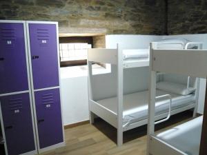 Двухъярусная кровать или двухъярусные кровати в номере Albergue El Paso