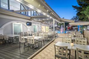 Restaurace v ubytování Denise Beach Hotel