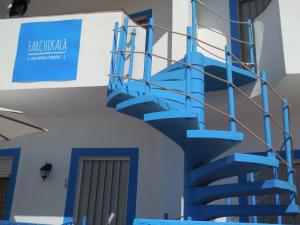 eine blaue Treppe auf einem Gebäude mit blauem Schild in der Unterkunft Case Vacanze Farchikalà in Lampedusa