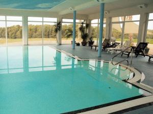 una gran piscina de agua azul en un edificio en Hotel Klaus Störtebeker, en Ralswiek