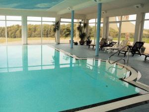 ein großer Pool mit blauem Wasser in einem Gebäude in der Unterkunft Hotel Klaus Störtebeker in Ralswiek