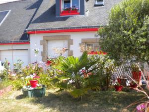 une maison avec beaucoup de plantes devant elle dans l'établissement Kerbelle Maria, à Port-Louis