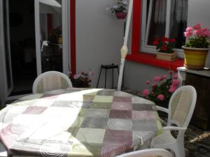 einen Tisch mit 2 Stühlen, einem Tisch, einem Tisch und Stühlen in der Unterkunft Kerbelle Maria in Port-Louis