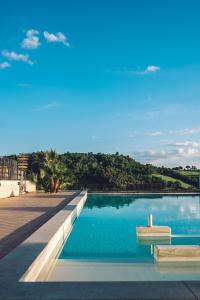 uma piscina com uma cruz no meio em Agriturismo AgrileisureTime em Spoleto