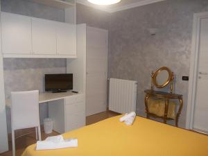 a kitchen with a yellow table and white cabinets at À La Maison De Gabry in Vibo Valentia Marina